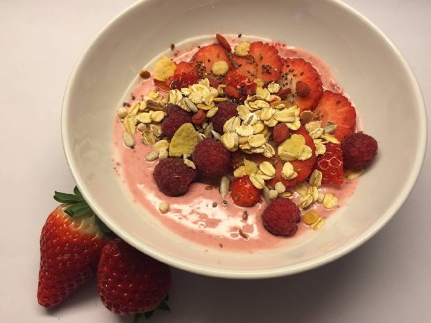 froggies - Nature Joghurt mit Himbeere frooggies, ein paar Erdbeeren und Himbeeren, Chia Samen u.jpg