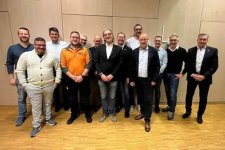 Historischer Abend in der Elektrobranche: die ehemaligen Elektro Innungen Heidelberg und Schwetzingen-Weinheim-Mannheim fusionierten zur neuen Innung für Elektro- und Informationstechnik Kurzpfalz. Im Vordergrund die neu gewählten Obermeister, Stephan Kolb und Martin Illig (vorne, von rechts). Stellvertreter sind Andreas Köhler und Axel Kehrberger