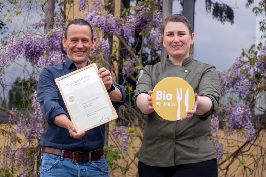 Marcus Hofer und Sabine Kriegl-Schreiner mit dem neuen Bio-Zertifikat in Gold für die Feinsinn G.jpg