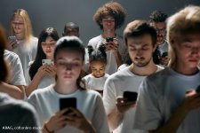 Jugendliche mit Smartphone