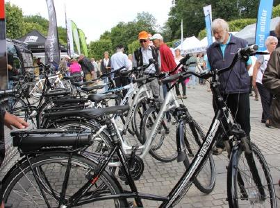Ausprobieren kostet nichts: Bei den E-Mobilitäts-Tagen 2019 in Bad Füssing zeigen führende Hersteller ihre neuesten E-Bikes - Gratis-Testfahrten inklusive. Foto: Kur- & GästeService Bad Füssing