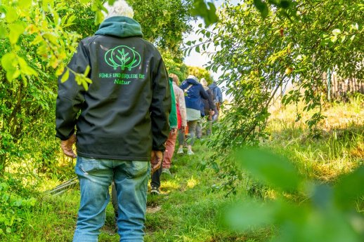 Natur_Campus_2024®Sven-Burbott-04587__Achtsamkeitsspaziergang-TN-von-hinten-Fuehle-und-erlebe-di.jpg