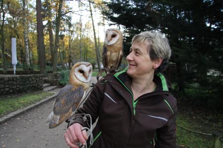 Liane Kasch mit Schleiereulen Ingo und Gerdchen aktuell / Foto: Wildpark-MV