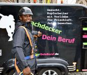 Coole Hand- und Kopf-Werker: Wer das Interesse für vielseitiges Arbeiten mitbringt, ist im Dachdeckerhandwerk am richtigen Platz.