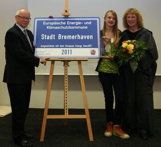 Energy Award Bhv: Baudezernent Volker Holm und Umweltdezernentin Anke Krein übernehmen durch die Weitergabe des European Energy Awards an die Schülerin Lione Stienecke symbolisch Verantwortung für nachfolgende Generationen.