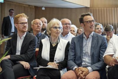 Ausgezeichnete Forscher auf dem Gebiet der Kardiomyopathie: Dr. Timon Seeger (r.) und Dr. Marc Lemoine (l.) mit der Stifterin Ursula Winterstein (M.), Foto: DHS/Andreas Malkmus