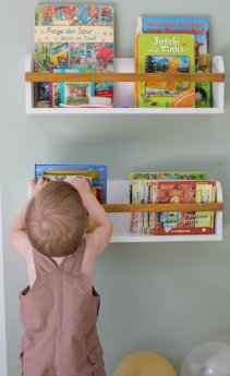Bibliothek_-_Kleinkind_mit_Büchern.jpg