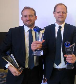 SSF.Pools by KLAFS fügt seiner stattlichen Trophäen-Sammlung drei weitere wichtige Auszeichnungen hinzu. Heiko Böttcher (links), einer der beiden Geschäftsführer von SSF. Pools by KLAFS, und der langjährige SSF-Projektberater Rolf Petersen nahmen den EUSA-Award 2017 in Gold in der Kategorie „Hallenbäder“ und die EUSA-Awards in Bronze in den Kategorien „Freibad“ und „Freibad mit Überdachung“ entgegen / Foto: SSF.Pools by KLAFS
