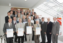 ein Teil der Goldenen Meister 2011 aus dem Neckar-Odenwald-Kreis zusammen mit Präsident Walter Tschischka (2.v.re), Kreishandwerksmeister Theodor Häfner (1.v.re.), Landrat Dr. Achim Brötel (3.v.re.) und Hauptgeschäftsführer Dieter Müller (letzte Reihe, 4.v.re.) sowie dem Oberbürgermeister von Mosbach Michael Jann (2.v.li.) 