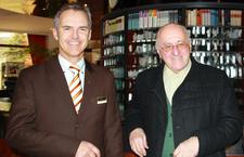 Peter Schwarz, Direktor des Cliff Hotel Sellin und Mitglied des Vorstands der Festspiele Mecklenburg-Vorpommern e.V. freut sich über Prominenz und zahlreiche neue musikinteressierte Gäste auf Rügen. Im Bild (von links): Peter Schwarz, Alfred Biolek. Foto: Cliff Hotel Rügen