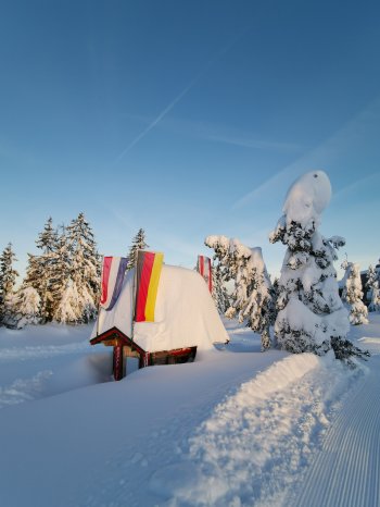 Tief verschneite Skischulhütte am Schatzberg Skijuwel Hochformat Winter Wildschönau Rechte Wilds.jpg