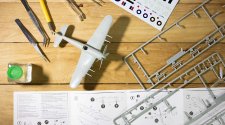 Modellbau Utensilien liegen auf Tisch