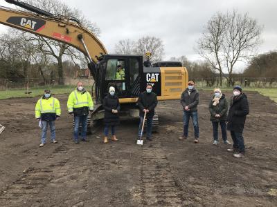 Spatenstich auf dem Wildkoppelweg in Cismar (v. L.: Herr Krüger und Herr Wolfhagen (Köster GmbH), Saskia Weber (IMMAC Sozialbau GmbH) / (Foto ©IMMAC)
