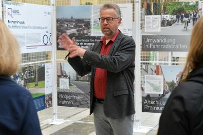 Projektleiter Michael Glotz-Richter, Referent für nachhaltige Mobilität bei der Senatorin für Klimaschutz, Umwelt, Mobilität, Stadtentwicklung und Wohnungsbau erläutert das „Fahrrad-Modell-Quartier Alte Neustadt“ / Copyright mbfotografie/ Die Sparkasse Bremen