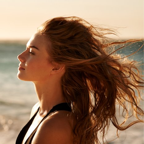 Geschmeidiges und glänzendes Haar mit dem Haarwasser von Sonnenmoor (c) stock Canva.com (SonnenM.png