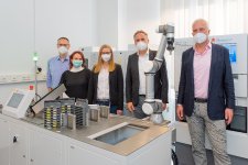 Prof. Thomas Rüdiger, Olga Schwarz, Lisa Hinterlang, Markus Heming (Kaufmännischer Geschäftsführer am Klinikum) und Christopher Schmidt (Director Sales & Marketing) begutachten das SmartConnect-System (v.l.n.r.)