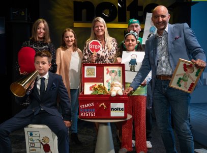 (v.l.n.r): Marlene, Leo, Leona Pallas (tpw), Maren Schmitt-Nolte (Karin Nolte Stiftung), Anne & Jörg (Schauspieler tpw), Jerome Braun, Hänsel+Gretel