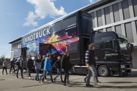 Der InnoTruck des Bundesforschungsministeriums in der Außenansicht mit einer Schülergruppe. Foto: Footage (Audio/Video)
