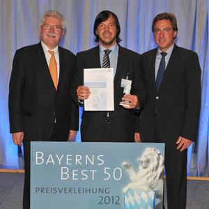 CEO Walter Meyer (centre) receives the "Bavaria's Best 50" award for the Franconian Onlineprinters GmbH. Among the congratulants are Martin Zeil (left), Bavarian Minister of Economic Affairs, and Prof. Dr. Thomas Edenhofer (Rölfs RP AG). Copyright: SX Heuser