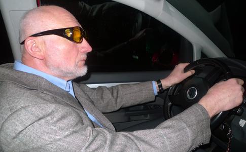 Autofahren im Alter: Günstige Spezialbrille verspricht Hilfestellung
