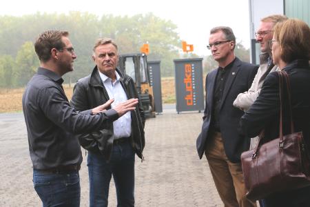 Im Gespräch auf dem Hof zwischen den Werkshallen