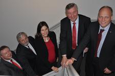 Foto (Pressestelle FH Lübeck) zeigt v.l.: Frank Schumacher, stellv. Vorstand Sparkassenstiftung, Vizepräsident FH Lübeck Prof. Dr. Joachim Litz, FH-Präsidentin Dr. Muriel Kim Helbig, 1. Vorstandvors. der Sparkassenstiftung Wolfgang Pötschke und Titus Jochen Heldt, Vorstand Sparkassenstiftung