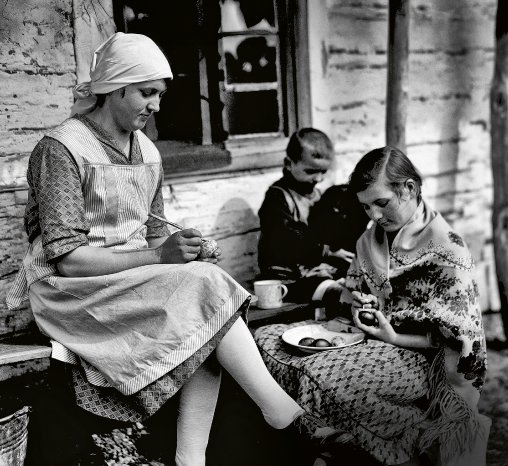 Frauen bemalen Ostereier im oberschlesischen Guttentag (Dobrodzień), ca. 1910–1930 © Muzeum.jpg