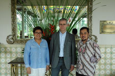 Dr. Romyen Kosaikanont, Mae Luang University, Professor Dr. Peter Mayer, Hochschule Osnabrück und Dr. Didi Achjari, Universitas Gadjah Mada (v.l.) freuen sich über die erfolgreiche Teilnahme der Dekaninnen und Dekane am International Deans‘ Course