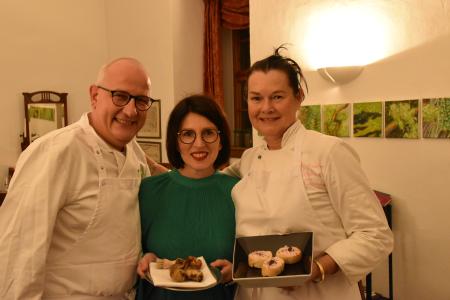 Claudia Weber-Saglam (rechts) mit Kati und Frank Reinhardt und den toskanischen Trüffeln / Foto: © Toskanaworld