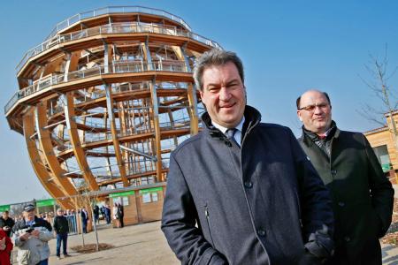 "Beeindruckend" nannte Bayerns Ministerpräsident (li.) die neue "Erlebnisholzkugel" bei seinem Besuch in Steinberg am See. Begleitet wurde Söder von Finanz- und Heimatminister Albert Füracker. Foto: obx-news/Bayerische Staatskanzlei