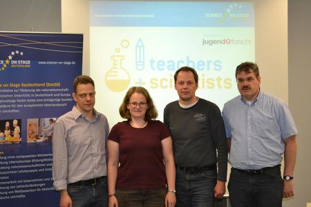 Andreas Degenhard und Katharina Lorenz von der Ursulaschule sowie die Professoren der Hochschule Osnabrück Michael Uelschen und Heinz-Josef Eikerling (von links) beteiligen sich als eines der bundesweit vier Teams am Projekt "Teachers and Scientists"