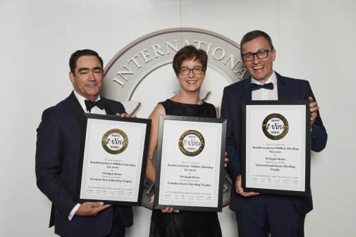 Strahlende Gewinner Martina Reiss (2. v. l.) und Christian Reiss (3. v. l.) auf der IWC in Londo.jpg