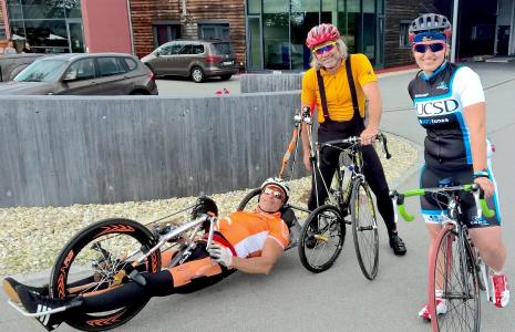 Mit diesem Bike holten deutsche Athleten zweimal paralympisches Gold in Rio: Olympiateilnehmer Errol Marklein (links) testete das neue Carbon-Bike gemeinsam mit Entwickler Christian Becker und dessen Mitarbeiterin Magdalena Biller (Foto: obx-news/Becker Carbon GmbH)