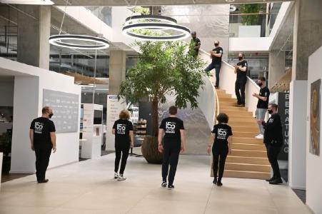 Der Tanz passt zum 150-jährigen Firmenjubiläum: Fairness und Zusammenhalt, kollegiales Miteinander und top Arbeitsklima - dieses Familienunternehmen hat etwas vorzuweisen.