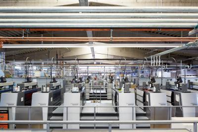 Blick in den Maschinenpark von diedruckerei.de am Standort Neustadt an der Aisch. Hier stehen Offsetdruck-Maschinen mit insgesamt 121 Druckwerken (Copyright: diedruckerei.de)