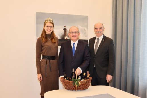 Fränkische Weinkönigin und Weinbaupräsident gratulieren Regierungspräsidenten von Unterfran.jpg