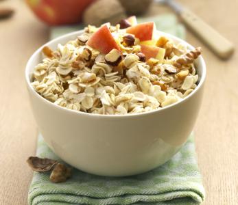 Kerniges Müsli mit Äpfel (Gerstoni Gourmet-Gerste)