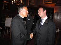 Der Bischof von Limburg, seine Exzellenz Dr. Franz-Peter Tebartz-van Elst (links) wird begrüßt von Michael Fritz, Direktor im Hotel Krone Assmannshausen. Foto: Hotel Krone Assmannshausen