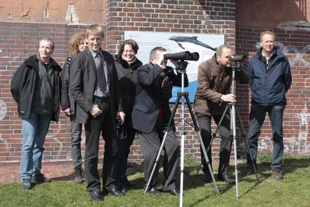 Auf dem Foto v.l.n.r.: R.d Czeck, I. Zwoch, P. Südbeck (alle Nationalparkverwaltung), J. Köhler (Nationalpark-Zentrum Wilhelmshaven), am Spektiv E. Menzel u. R. Allmers, sowie G. Bartels (III. Oldb. Deichband). Foto Nationalparkverwaltung