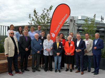 V.l.n.r.: Frank Franke (Preisträger Kategorie Alltagshelden), Antje Kuniss, Marina Monti, Ulrich Krebs (Landrat des Hochtaunuskreises), Christiane von Cornberg, Frauke Groth, Anton und Sven Euller (beide Preisträger Kategorie Lebenswerk), Franz Hüls (Preisträger Kategorie U21), Rosemarie Euller (Preisträgerin Kategorie Lebenswerk), Max Ackfeld, Birgit Merklein (Preisträgerin Kategorie Alltagshelden), Prof. Liselotte Bieback-Diel (Preisträgerin Kategorie Lebenswerk), Bruno Pasqualotto (Preisträger Kategorie Alltagshelden), Dr. Gerd-Michael Ehrhardt, (Preisträger Kategorie Alltagshelden), Oliver Klink (Vorstandsvorsitzender der Taunus Sparkasse), Torsten Koch und Michael Cyriax (Landrat des Main-Taunus-Kreises)