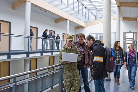 Im SI-Gebäude der Hochschule Osnabrück findet am Freitag, 13. Juni das Ehemaligentreffen der Informatik-Studiengänge statt