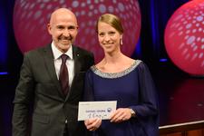 Im Rahmen der Meisterfeier 2015 wurde als Jahrgangsbeste Konditorenmeisterin Viviane Grünewald (rechts) durch Jens Intelisano-Knollmann (links) von der Signal Iduna Versicherungsgruppe mit einem Scheck in Höhe von 1.500 € ausgezeichnet / Foto: Thomas Rittelmann