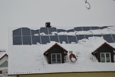 Das Problem bei vielen Dächern ist nicht der Schnee (wie etwa auf Fenstern oder Solarmodulen) sondern die Durchdringungen z. B. der Leitungen von Solarmodulen und Lüfterrohren.