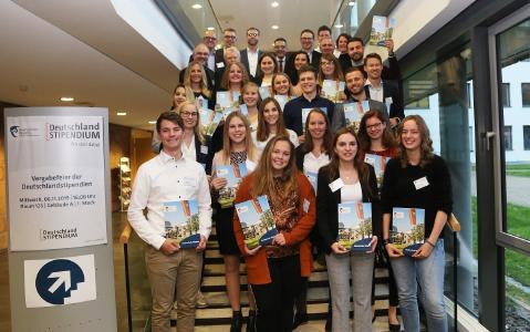Stipendiatinnen und Stipendiaten mit ihren Förderern bei der Vergabefeier des Deutschlandstipendiums 2019 / Foto: Dorothea Hoppe-Dörwald