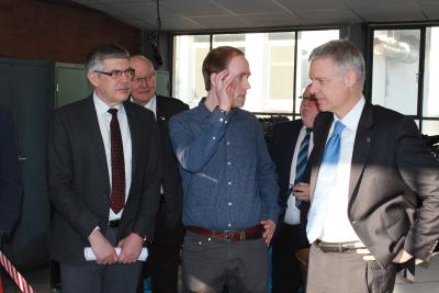 Fachlehrer Philipp Wöll (Mitte) im Gespräch mit Staatssekretär Dr. Manuel Lösel (rechts) und Landrat Manfred Görig (links). Im Hintergrund MdL Kurt Wiegel und Schulleiter Holger Arnold. Foto: Sabine Galle-Schäfer/Vogelsbergkreis