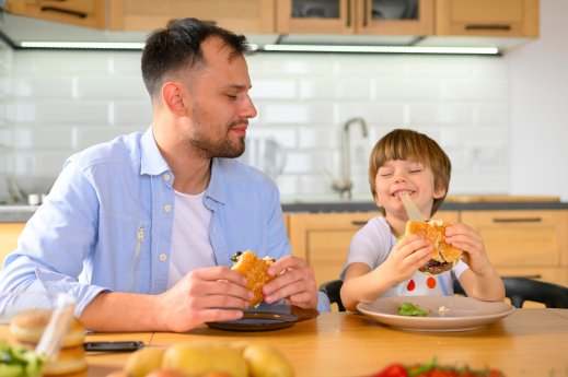 fatherandsoneatingburgers_(c) FREEPIK2.jpg