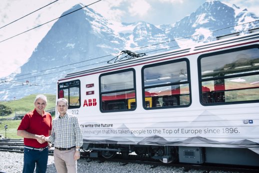 Urs Kessler - CEO von Jungfraubahnen - und Remo Lütolf - Länderchef von ABB Schweiz - vor dem ne.jpg