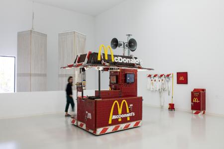 Ausstellungsansicht TOM SACHS. Timeline, SCHAUWERK Sindelfingen, 2019, Foto: Frank Kleinbach, © Tom Sachs
