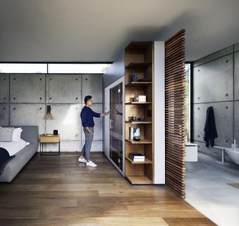 Binnen Sekunden fährt die nicht tiefer als ein Wandschrank verbaute Sauna S1….