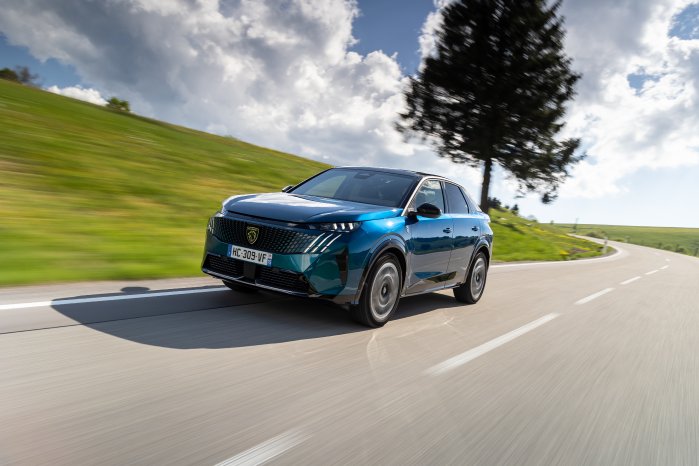 PEUGEOTE-3008Dual-MotorGTObsessionBlau (1).jpg